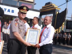 29 Personel Dan 3 Polsek Terima Penghargaan Kapolres Lamongan Atas Prestasi Dan Dedikasi