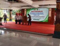 Pemkab Mojokerto Serahkan Ratusan Sertipikat Tanah Wakaf