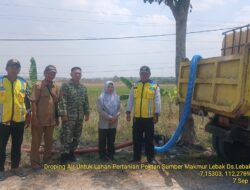 Atasi Risiko Kekeringan Lahan Sawah, Babinsa Koramil Sugio Sinergi Mendampingi Penyaluran Bantuan Air Tangki BBWS Bengawan Solo 