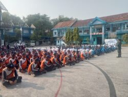 Anggota Koramil 0812/11 Kedungpring Gembleng Taruna-Taruni SMK Muhammadiyah 7