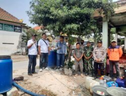 Babinsa Koramil 0812/25 Sarirejo dan Bhabinkamtibmas Salurkan Air Bersih di Desa Kedung Kumpul