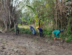 Babinsa Sidobangun Bersama Petani Gelar Karyabakti Bersihkan Saluran Irigasi