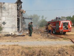 Kesigapan Babinsa Koramil 0812/09 Mantup Tangani Kebakaran Kandang Ayam di Desa Rumpuk