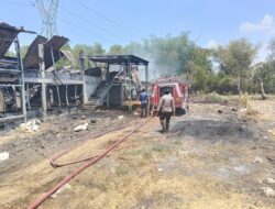 Respon Cepat Polsek Mantup Padamkan Kebakaran Kandang Ayam Di Desa Rumpuk