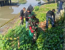 TNI Bersama DLH dan Warga Karangbinangun Gelar Karya Bakti Bersihkan Bengawan Jero