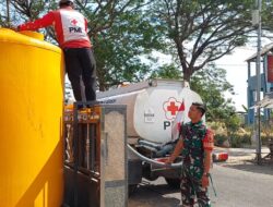 Babinsa Koramil 0812/02 Deket Dampingi Penyaluran Air Bersih untuk Warga Rejotengah