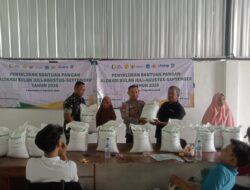 Babinsa Koramil 0812/03 Turi Dampingi Monev Bantuan Pangan Bulog di Kemlagigede