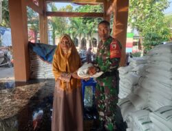 Babinsa Turi Dampingi Penyaluran Bantuan Bulog untuk 467 Warga