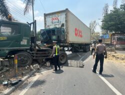 Polres Lamongan Respon Cepat Laka Tunggal Truk Trailer Di Jalur Lamongan-Babat