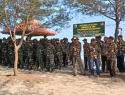 Kodim 0812/Lamongan Gelar Karya Bakti TNI Bersama Masyarakat di Pantai Joko Mursodo