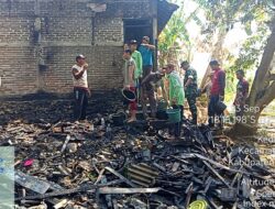 Babinsa Kodim 0812/Lamongan Gerak Cepat Padamkan Kebakaran Rumah