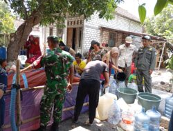 Babinsa Karangbinangun Dampingi Penyaluran Air Bersih BPBD Lamongan di Desa Kuro