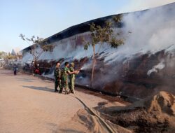 Babinsa Koramil 0812/05 Kembangbahu dan Tim Damkar Gabungan Bergerak Cepat Kendalikan Kebakaran Lahan dan Area Pabrik PT Yalle Wood Pellet