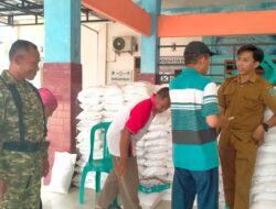 Babinsa Kodim 0812/Lamongan Dampingi Penyaluran Bantuan Pangan di Desa Sendangrejo