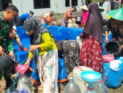 TNI AD Hadir Dekat Rakyat, Kodim Bojonegoro Pasok 200 Ribu Liter Air Bersih ke Desa Kekeringan
