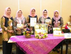Kader PKK Bojonegoro Tampilkan Kreativitas di Jambore Jatim, Emy Edi Susanto Raih Penghargaan Adhi Bhakti Pratama