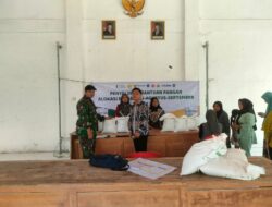 Babinsa Koramil 0812/06 Ngimbang Pastikan Penyaluran Bantuan Beras di Desa Kakatpenjalin Tepat Sasaran