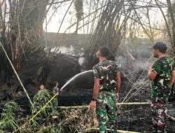 Babinsa Koramil Sambeng dan Tim Gabungan Berhasil Jinakkan Kebakaran Rumpun Bambu