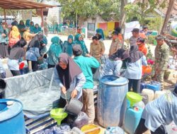 Atasi Kekeringan, Babinsa Sertu Nurkosim Dampingi Penyaluran Air Bersih BPBD Lamongan di Desa Soko