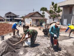Babinsa Koramil 0812/23 Solokuro Bersama Warga Bergotong Royong Cor Jalan Akses KDKMP
