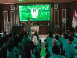 Babinsa Koramil 0812/07 Bluluk Memberikan Penyuluhan Wawasan Kebangsaan dan Bahaya Kenakalan Remaja di SMAN 1 Bluluk