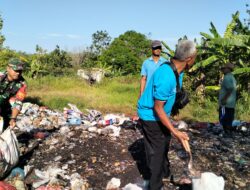 Babinsa Koramil 0812/07 BluluknBersama Warga Gotong Royong Bersihkan Sampah Liar