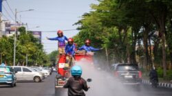 Atasi Debu dan Cuaca Panas, Damkar Surabaya Gencar Basahi Jalan