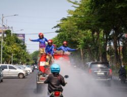Atasi Debu dan Cuaca Panas, Damkar Surabaya Gencar Basahi Jalan